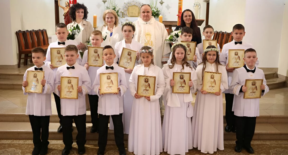 Pierwsza Komunia Święta w Dąbiu. Dzieci z klasy III po raz pierwszy przyjęły Eucharystię