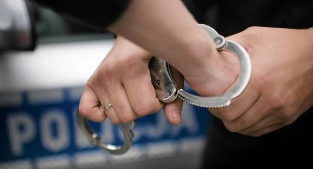 Zatrzymany w centrum handlowym – przy 25-latku ujawniono amfetaminę. Był poszukiwany do odbycia kary