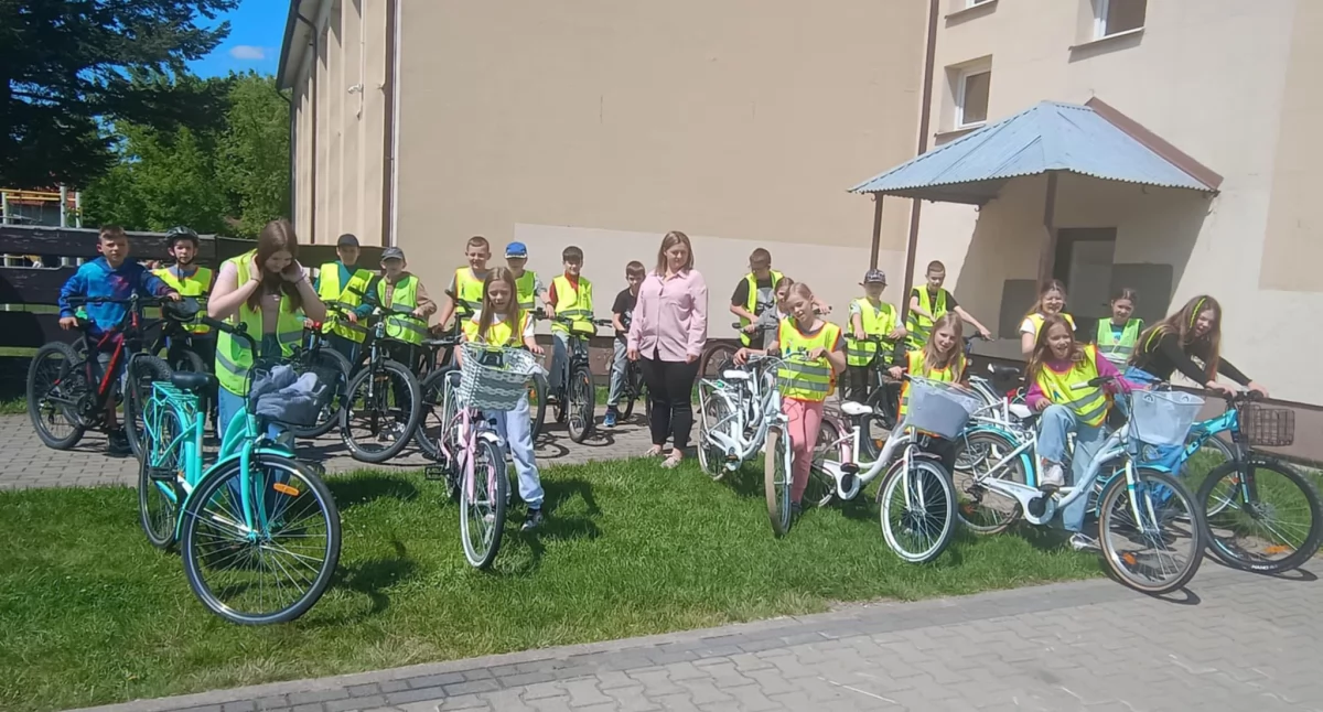 Egzamin na kartę rowerową w Krynce: 23 uczniów z sukcesem zdało test praktyczny