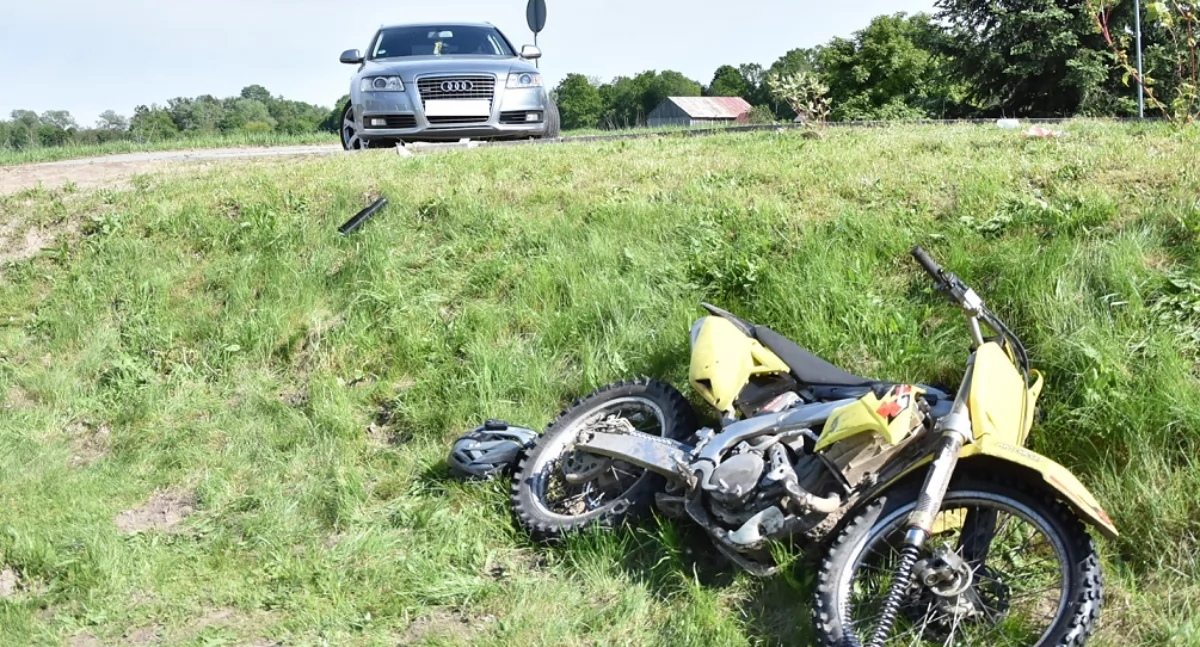 Nieletni motocyklista zderzył się z autem. Trafił do szpitala, motocykl był nielegalny
