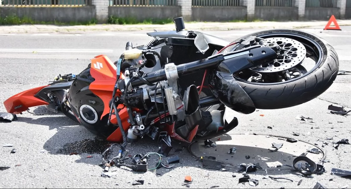 Wypadek z udziałem motocyklisty. Kobieta za kierownicą nie zauważyła Suzuki