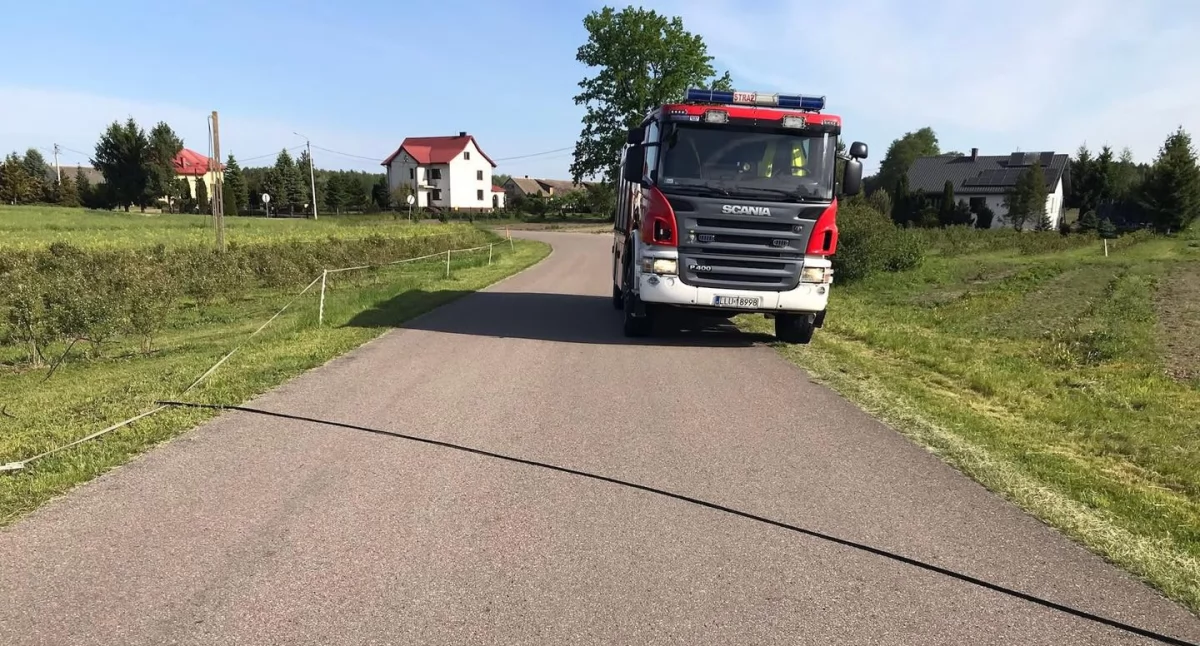 Zerwana linia i powalony słup sparaliżowały ruch w gminie Łuków – interweniowały służby