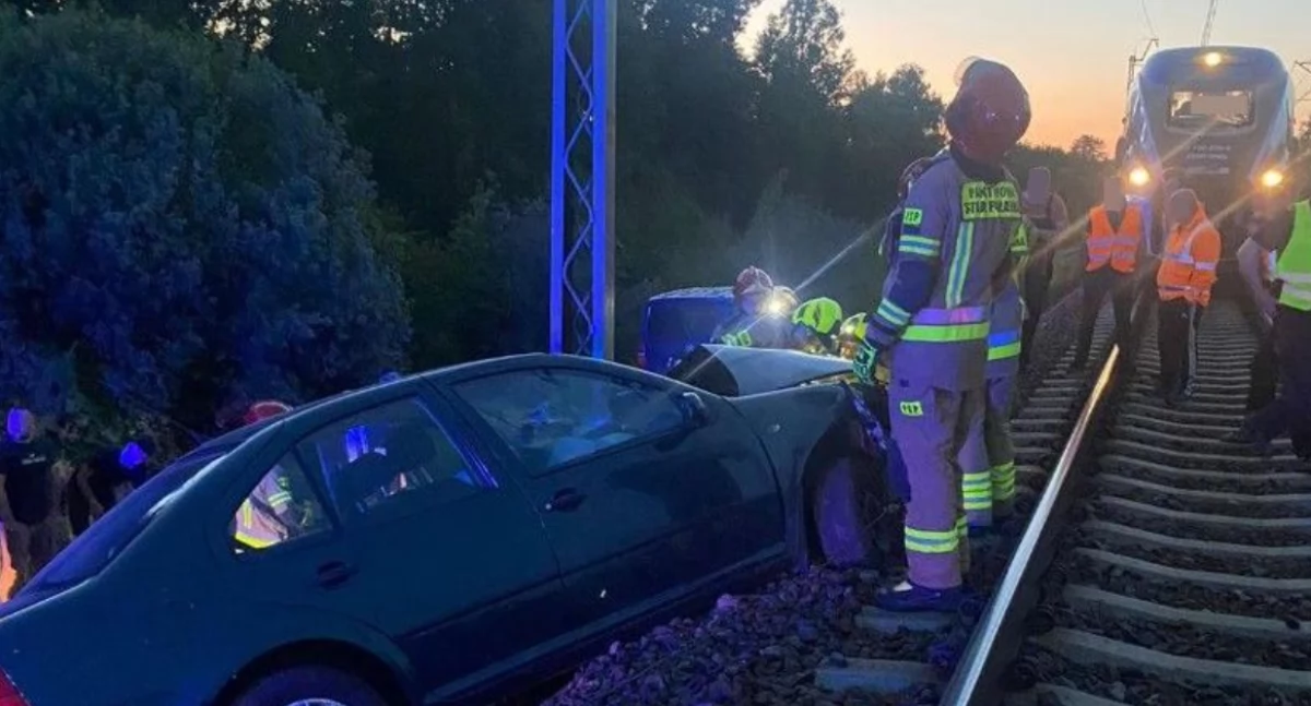 O włos od tragedii na torach – młody kierowca wjechał w słup trakcji i zablokował torowisko