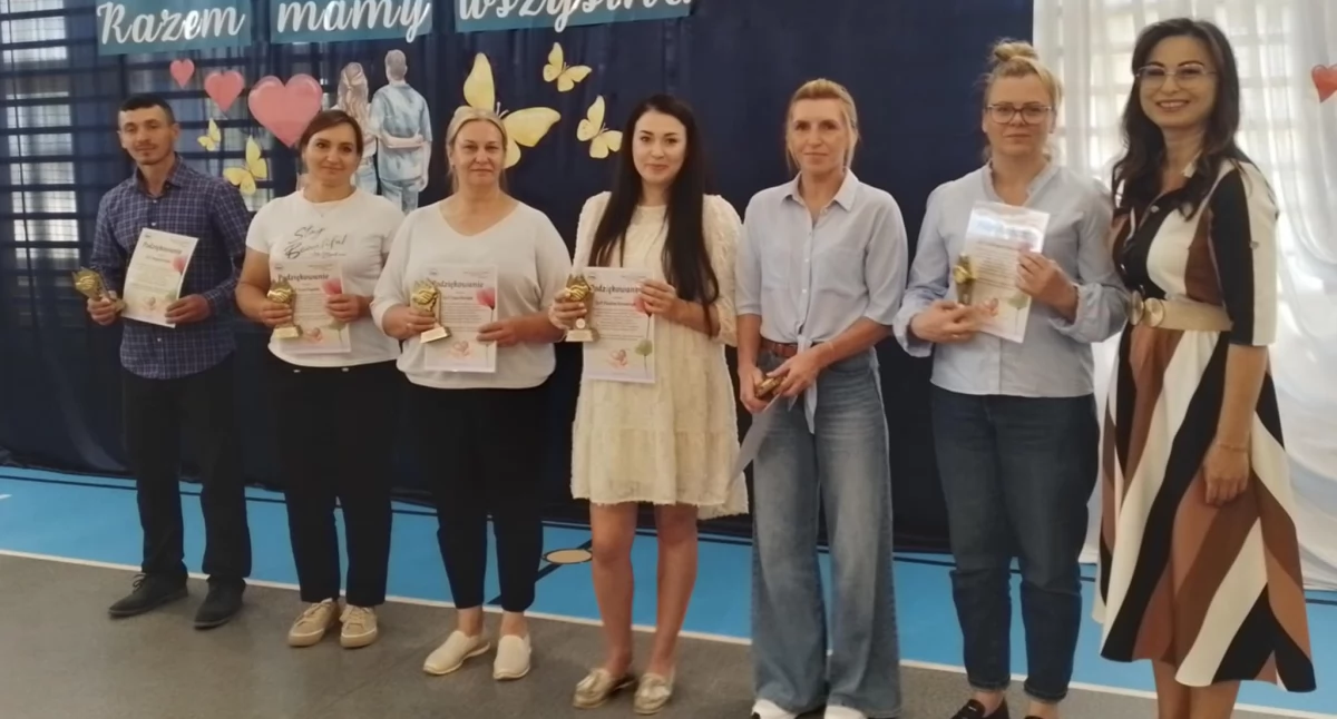 Rodzice i lokalni sponsorzy posadzili kilkadziesiąt drzew przy Szkole Podstawowej w Zastawiu