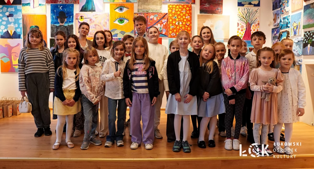 Młodzi artyści z Łukowa zaskoczyli na wernisażu „Artystyczny Kociołek”! Zobacz, co stworzyli podczas zajęć plastycznych