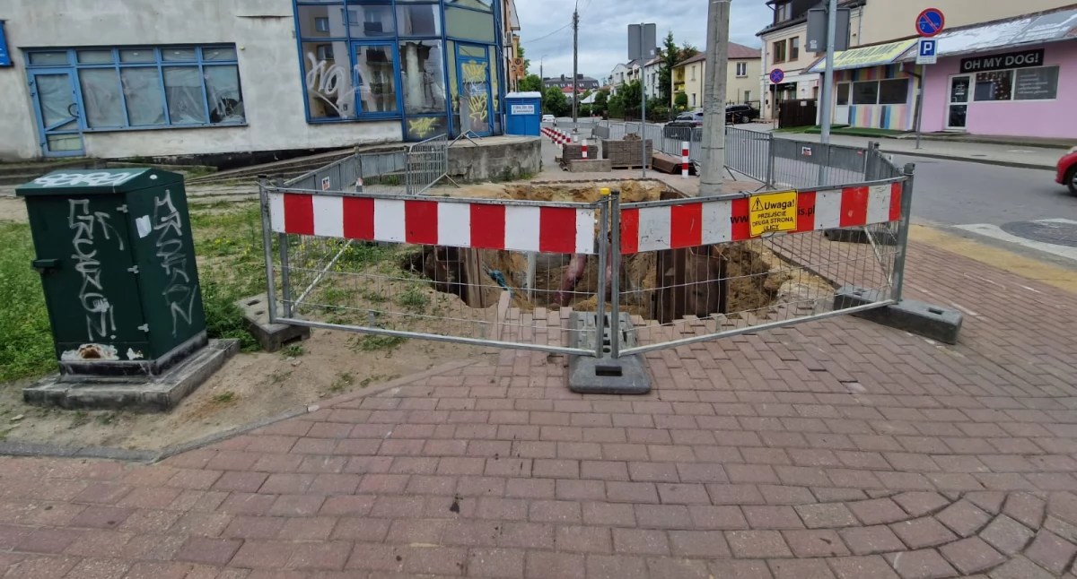 Ulica Warszawska w Łukowie rozkopana. Ciepła woda zniknie na początku czerwca