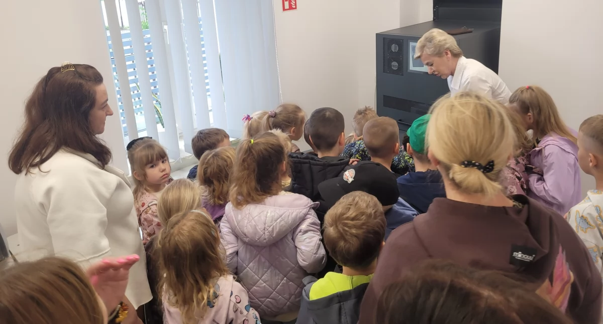 Bank od kuchni? Uczniowie ze Stanina poznali tajemnice pieniądza w Oddziale Banku Spółdzielczego