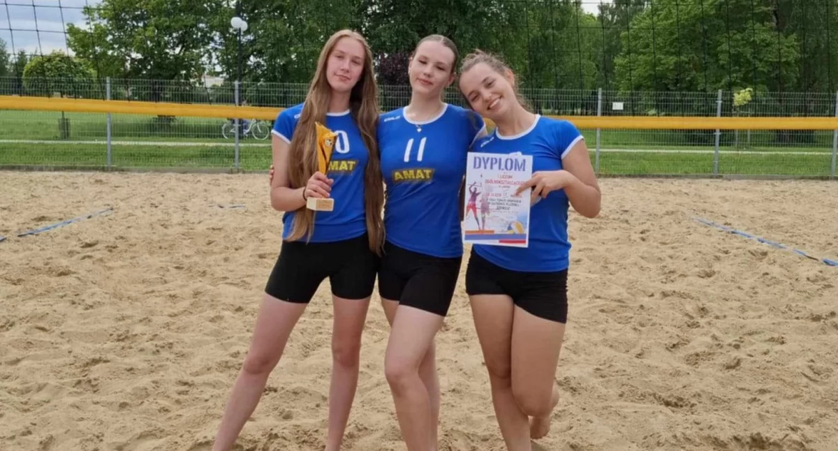 Sukcesy uczniów I LO w Łukowie na Powiatowej Licealiadzie w siatkówce plażowej – medale dla dziewcząt i chłopców