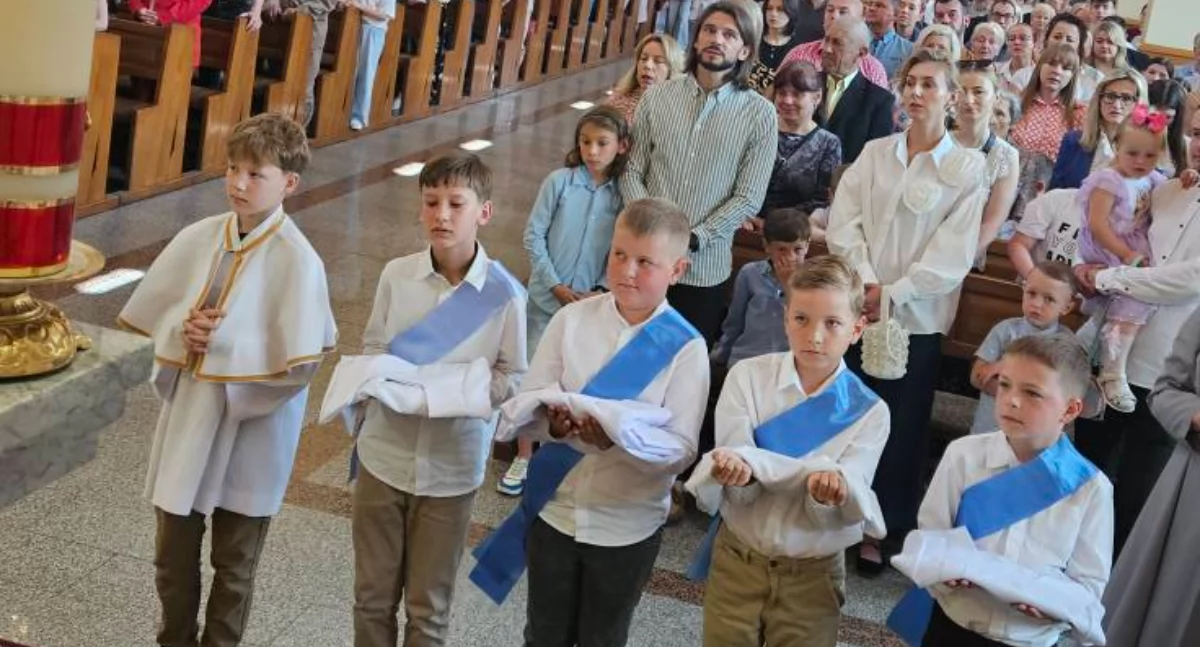 Ośmiu nowych ministrantów w Łukowie. Specjalne błogosławieństwo z okazji Dnia Dziecka