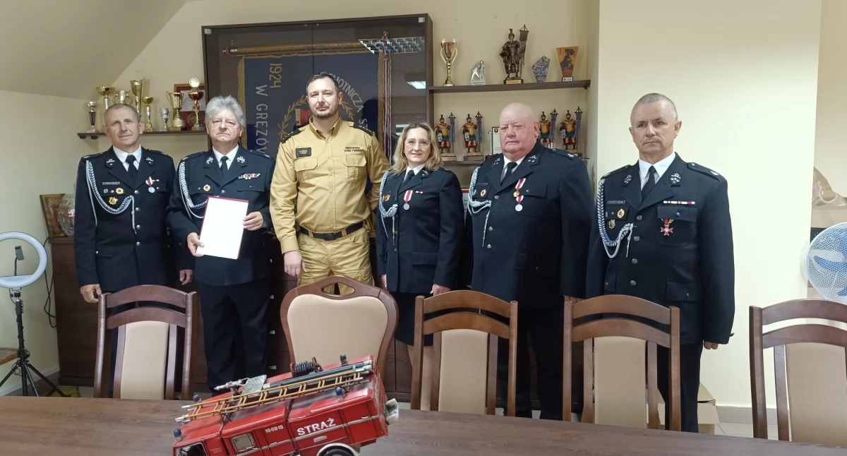 Nowy wóz dla OSP Gręzówka. Jednostka odebrała oficjalne potwierdzenie dofinansowania