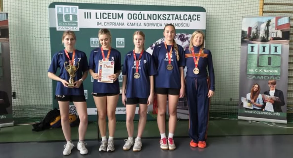 Historyczny sukces koszykarek IV LO w Łukowie! Awans do finału wojewódzkiego i podium w Zamościu