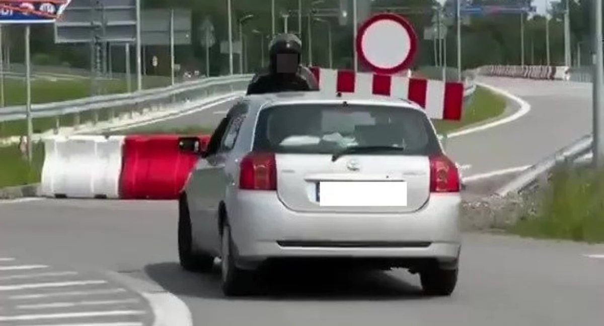 Szokujące sceny na drodze! Pijany kierowca wciągnął motocyklistę na maskę i uciekł - MAMY WIDEO