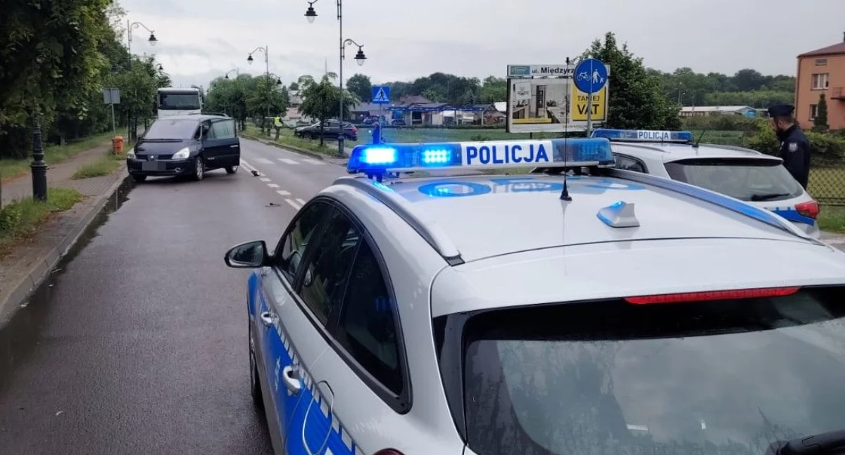 Potrącenie pieszego na przejściu w Radzyniu Podlaskim. 75-latek trafił do szpitala