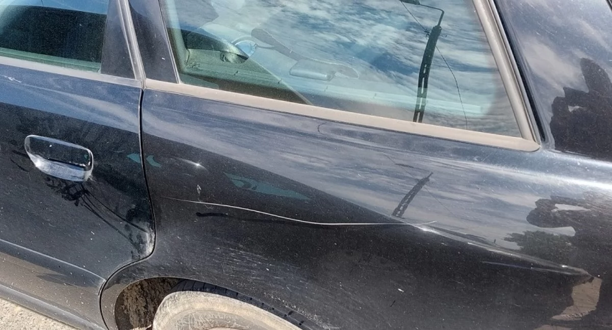 Zarysował auto na parkingu. Uważał, że miał „pierwszeństwo” do miejsca