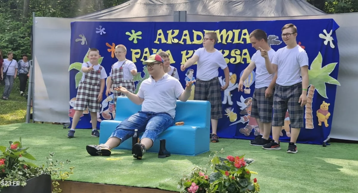 Rodzinny piknik w Baczkowie przyciągnął tłumy. Uczniowie wystąpili, władze nagrodziły słodyczami
