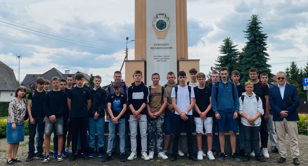 92. rocznica odsłonięcia pomnika Henryka Sienkiewicza w Łukowie. Uczniowie uczcili pamięć noblisty