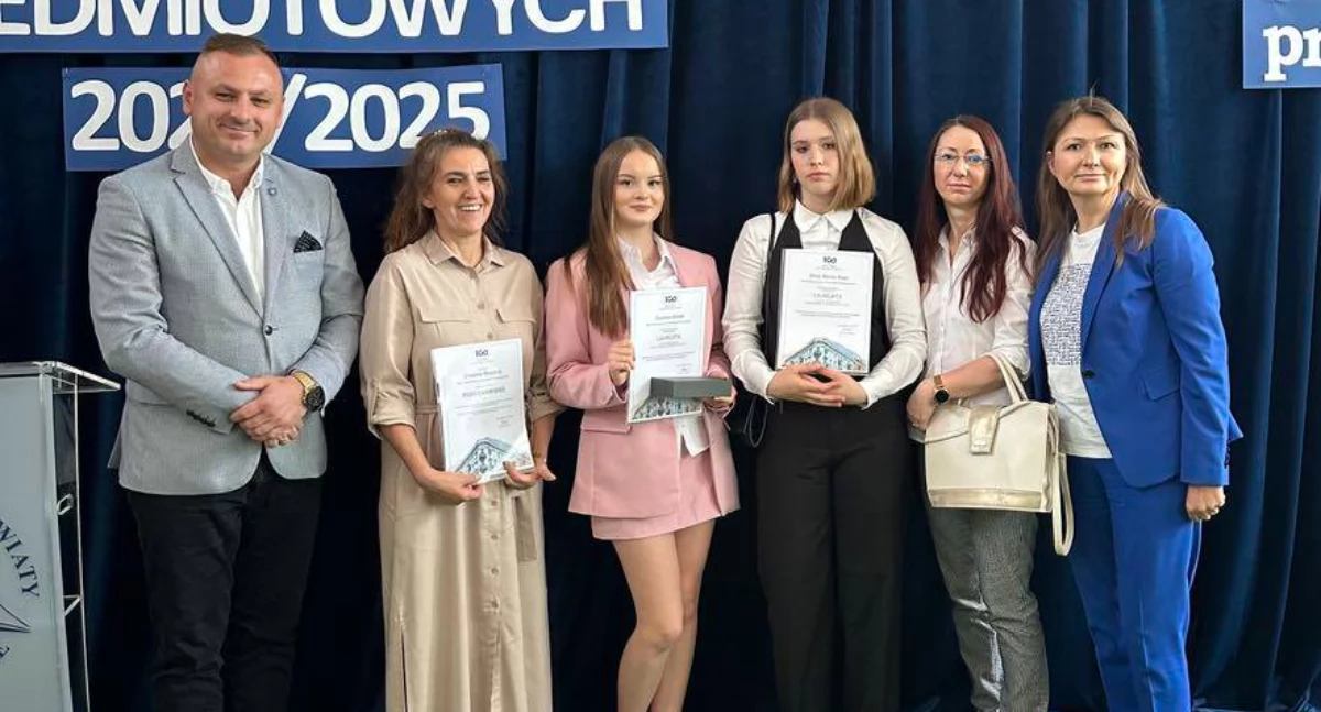 Zuzanna Kielak i Anna Rosa ze szkoły w Stoczku Łukowskim z laureatkami konkursów kuratora oświaty