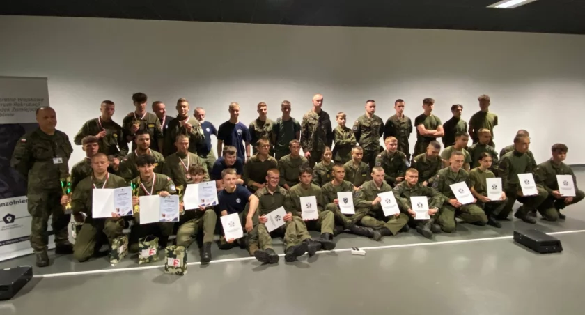 Kadetów z Radoryża Smolanego doceniono w wojewódzkim finale strzeleckim – podium dla Zespołu Szkół