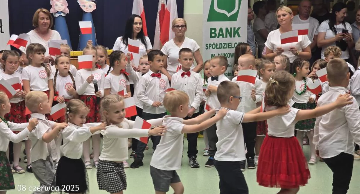Patriotyczna Przedszkoliada w gminie Stanin przyciągnęła tłumy mimo niepogody. Dzieci świętowały koronację Chrobrego!