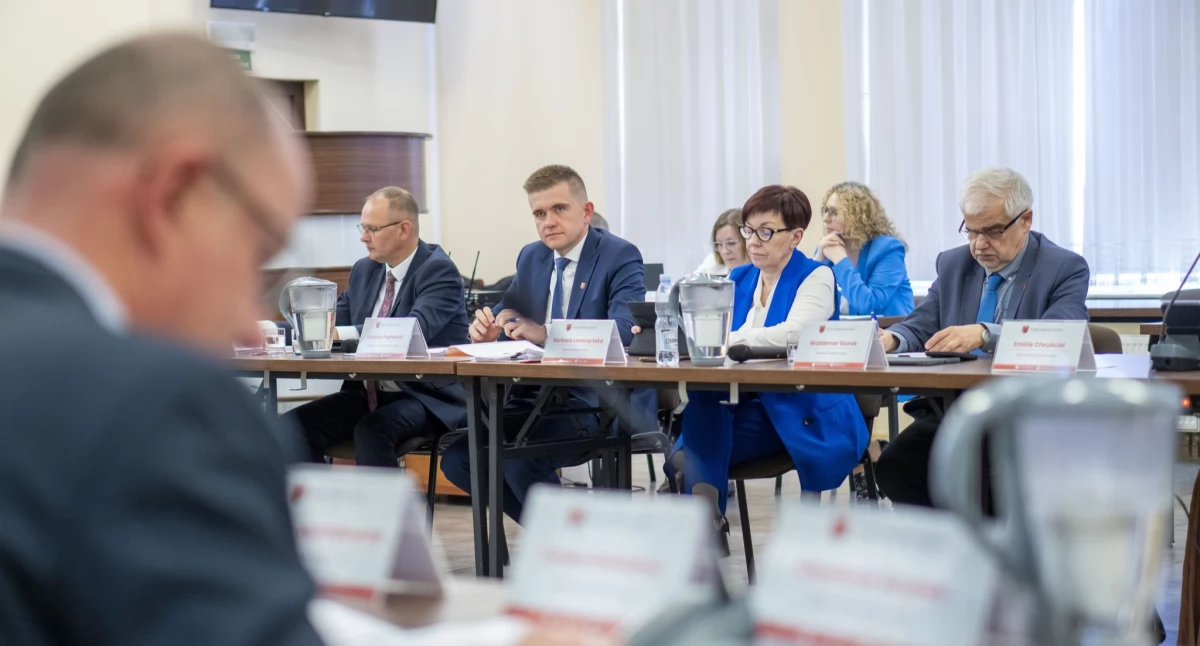 „Rzeka” na Konarskiego w Łukowie. Mieszkańcy skarżą się na zalewaną ulicę i zniszczony asfalt