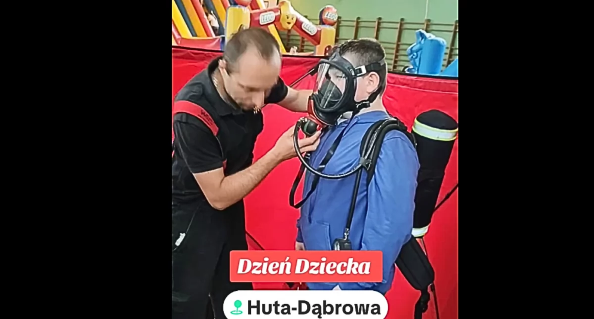 To miała być tylko krótka lekcja o bezpieczeństwie. Skończyło się bitwą wodną i kolejką do wozu strażackiego. (WIDEO)