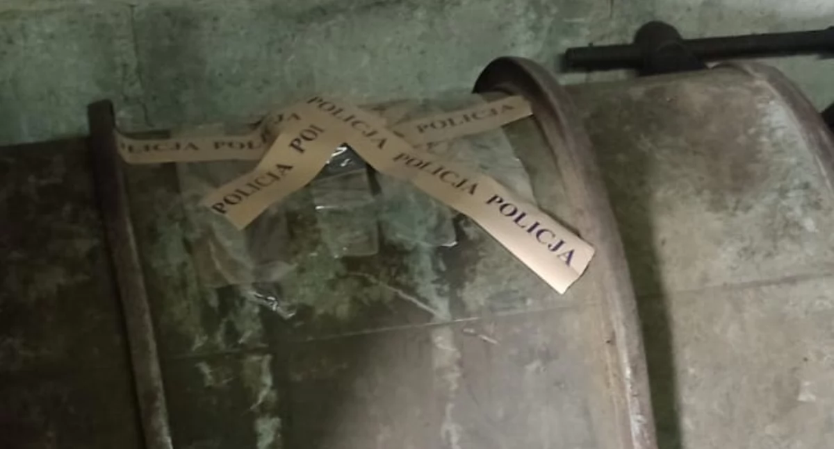 Pracownik okradał firmę przez ponad dwa lata. Wpadł przez zmodyfikowane urządzenie w koparce