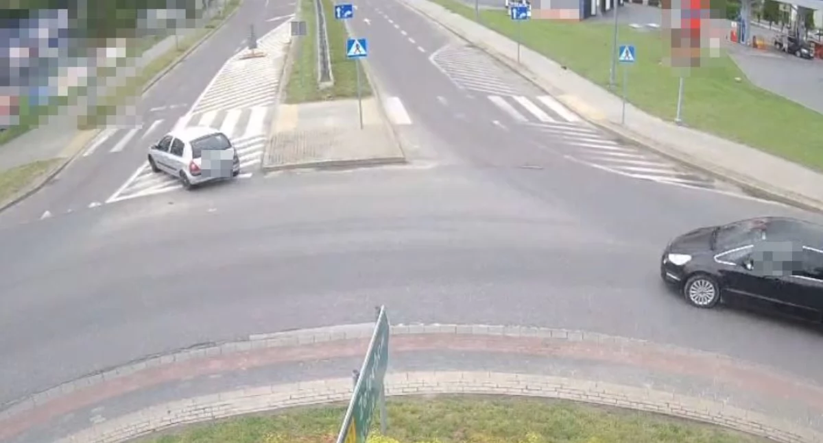 Zjechała z ronda pod prąd. Mandat i punkty karne dla kierującej Renault – zobacz wideo