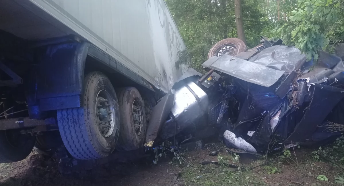 Ciężarówka w rowie, zmiażdżona kabina – poważny wypadek na DK2 w Wólce Dobryńskiej