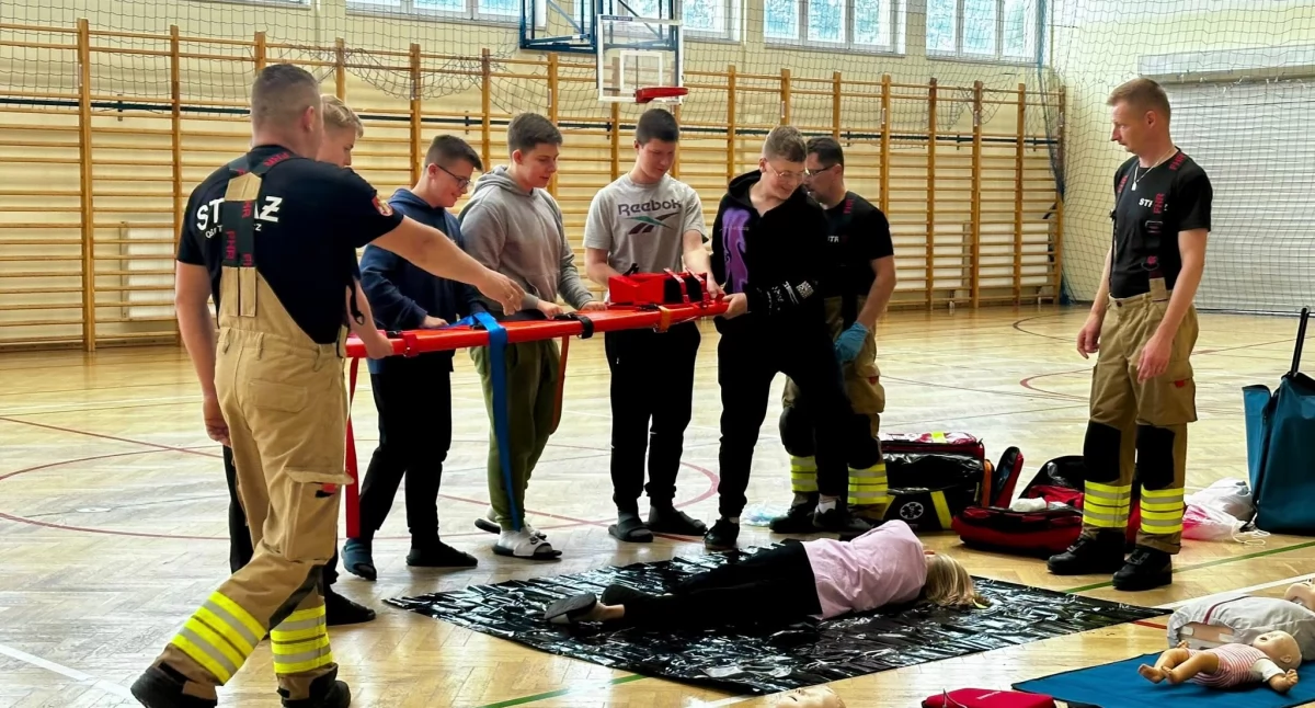 Wiedzą, jak użyć defibrylatora i nie boją się działać. W Staninie rośnie pokolenie, które potrafi ratować.