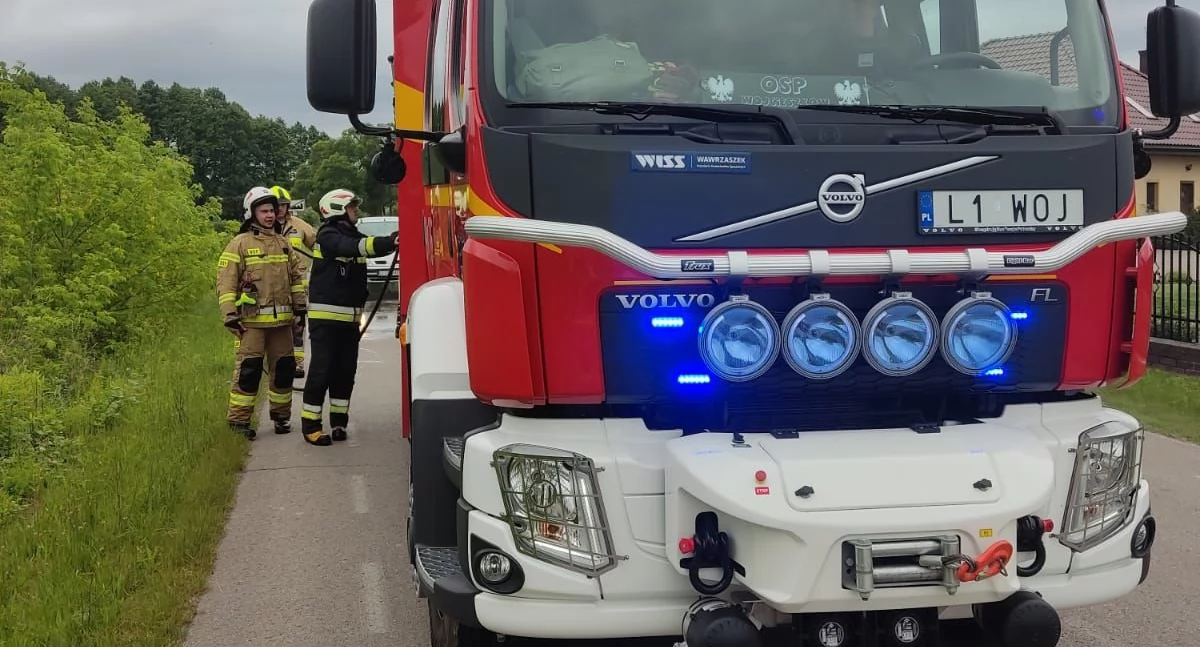 Plama substancji ropopochodnej w Siedliskach. Interwencja OSP Wojcieszków