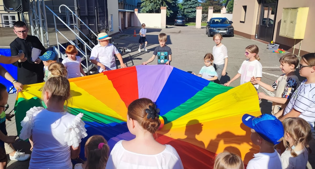 Jaki jest przepis na udaną wspólnotę? W  parafii Podwyższenia Krzyża zaczyna się od domowego ciasta, a kończy na wspólnej radości (FOTO)