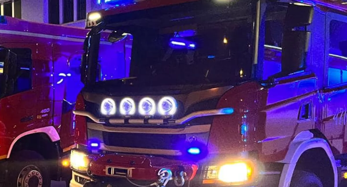 Syreny przerwały ciszę na cmentarzu. Strażacy z Łukowa wezwani do płonącego nagrobka.
