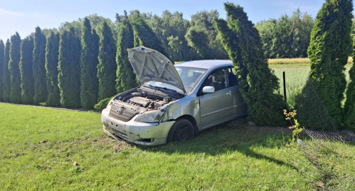 Chciał ocalić auto przed maszyną rolniczą. Finał akcji był na ogrodzeniu [ZDJĘCIA]