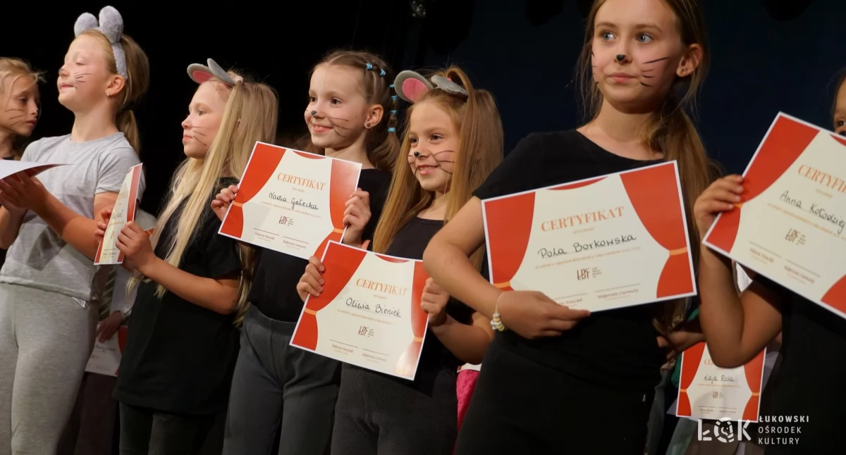 Salwy Śmiechu i gromkie brawa w ŁOK. Młode aktorki zakończyły sezon teatralny w wielkim stylu (FOTO)