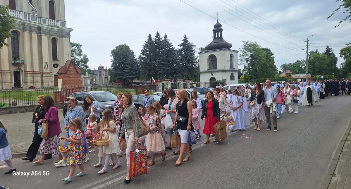Procesja Bożego Ciała w Woli Gułowskiej przyciągnęła licznych wiernych. Mieszkańcy podkreślają wspólnotowy charakter uroczystości