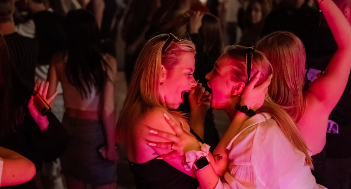 Jedyna taka noc w Łukowie. Parkiet pod gołym niebem, drinki i wstęp za 0 zł. Wiemy, gdzie i kiedy. 