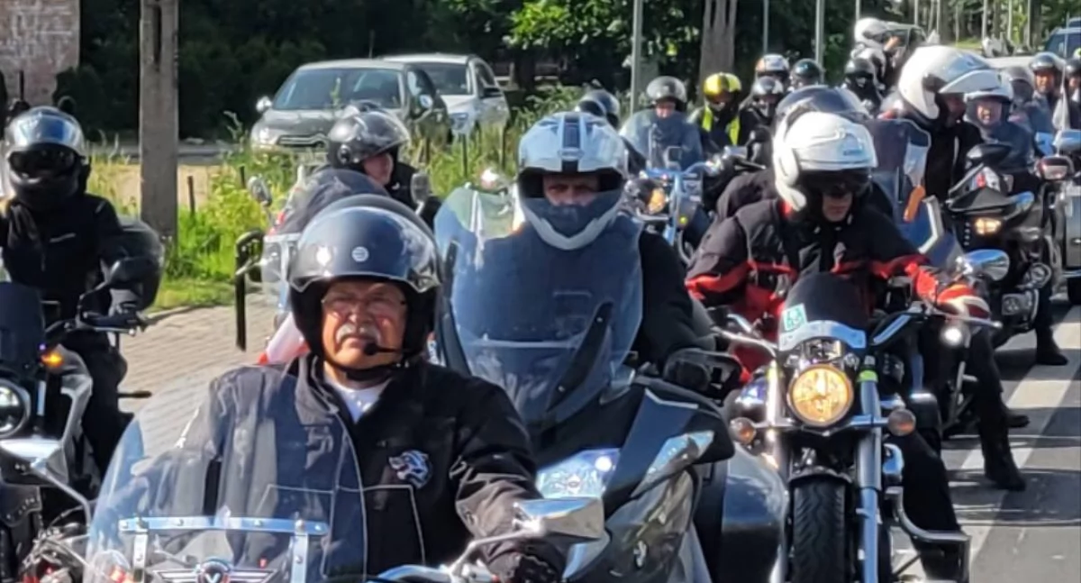 Motoweterani przejechali w kolumnie na ślub. Tak wyglądał nietypowy orszak weselny [WIDEO]