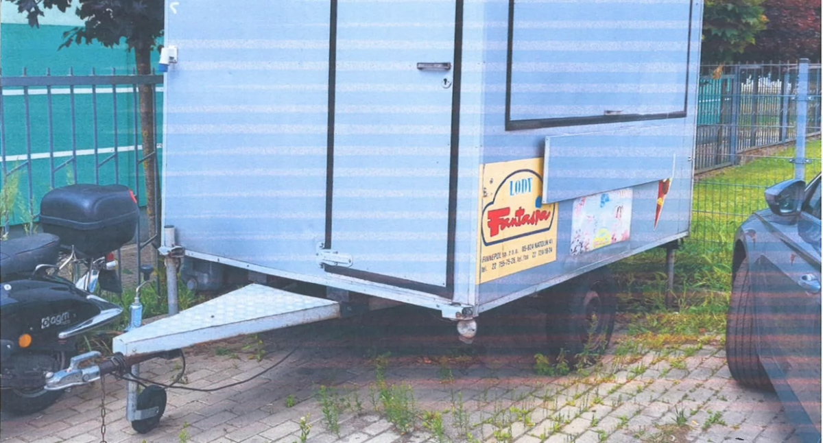 Przewodniczący Rady Miasta interweniuje: porzucona przyczepa blokuje parking i... odstrasza mieszkańców?
