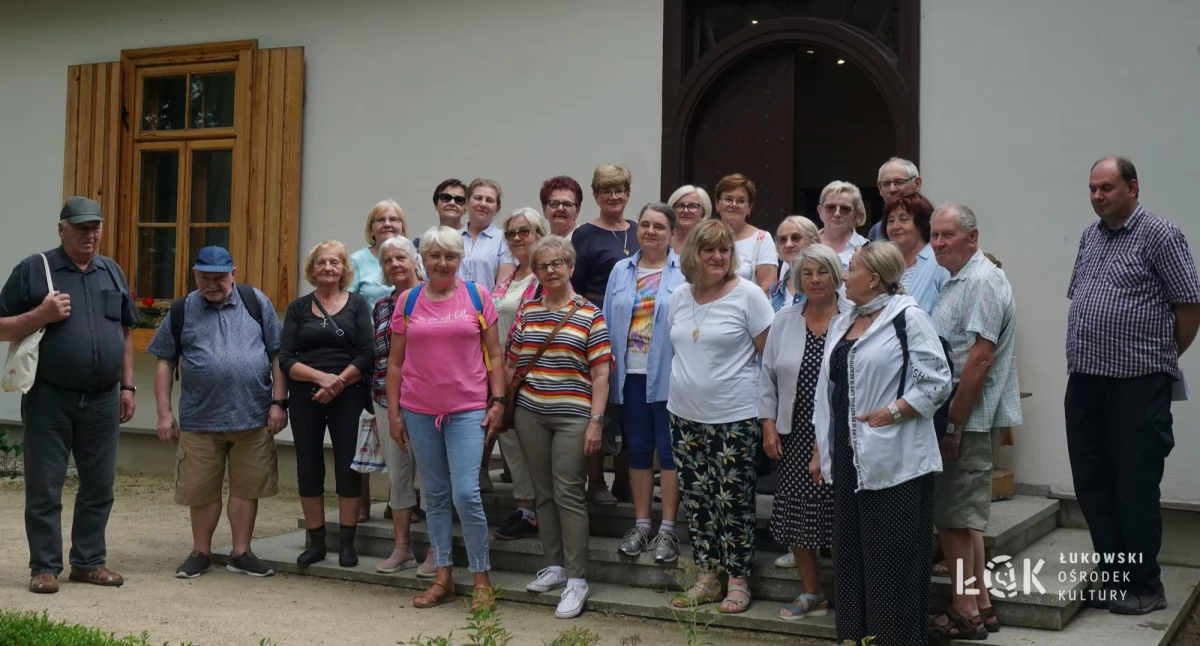 Seniorzy z Łukowa odwiedzili miejsce narodzin Henryka Sienkiewicza. Historyczna wyprawa pełna wspomnień i ciekawostek