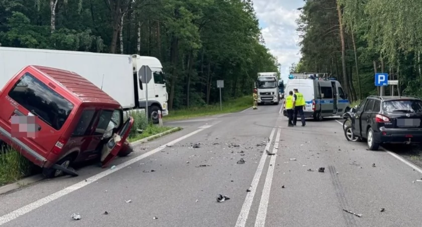 Nieprawidłowy skręt w lewo doprowadził do wypadku na DK19. Dwie osoby trafiły do szpitala