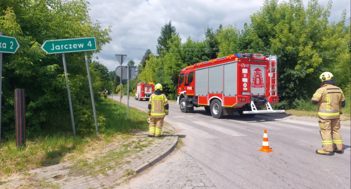 Zerwana linia energetyczna w Woli Mysłowskiej. Droga powiatowa zablokowana