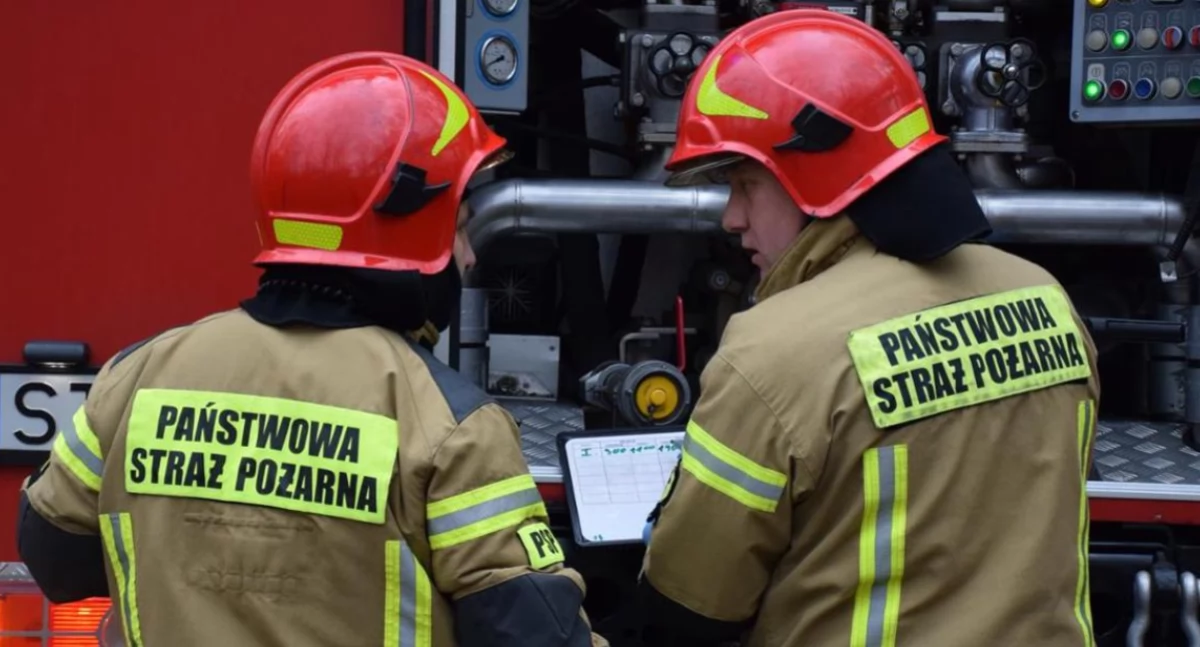 Maszyna przemysłowa uwięziła człowieka! Dramatyczna interwencja strażaków