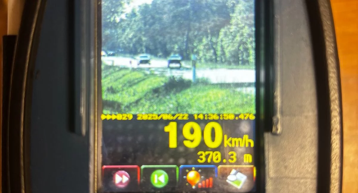 Nie zatrzymał się do kontroli i uciekał 190 km/h. 46-latek z zarzutami i możliwą karą więzienia