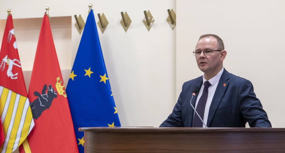 Wotum zaufania dla burmistrza Łukowa po czterogodzinnej debacie. 13 radnych 