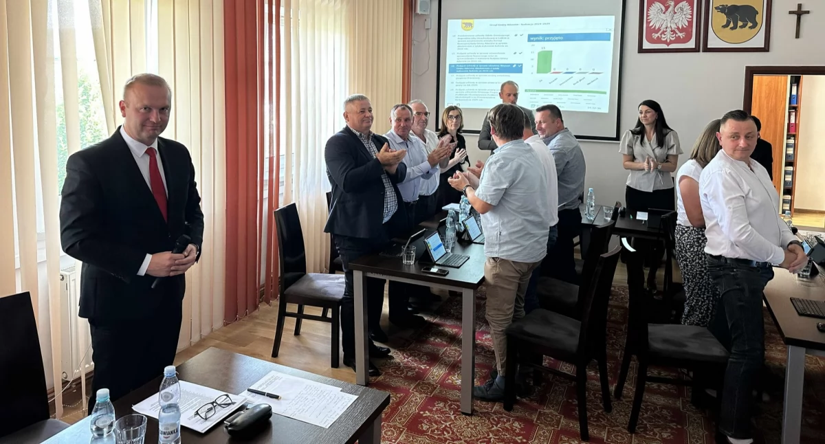 Wójt gminy Adamów z absolutorium i wotum zaufania. Radni jednogłośni podczas sesji