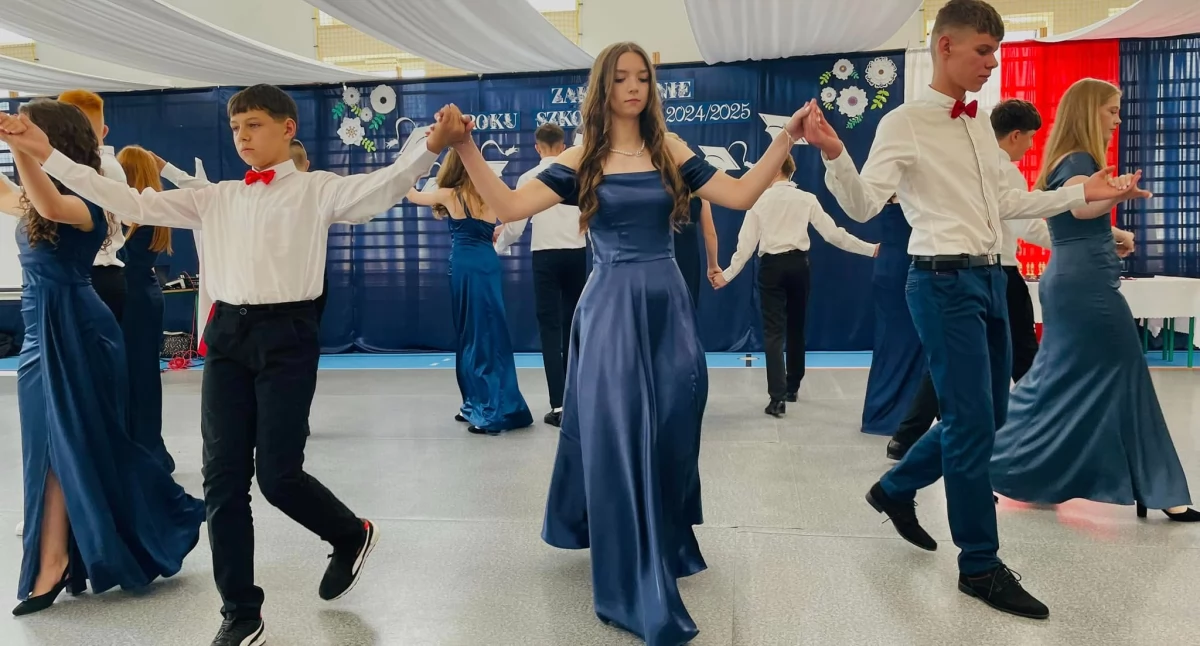 Bal ósmoklasistów w Zastawiu. Elegancja, taniec i wzruszenia podczas wyjątkowego wieczoru