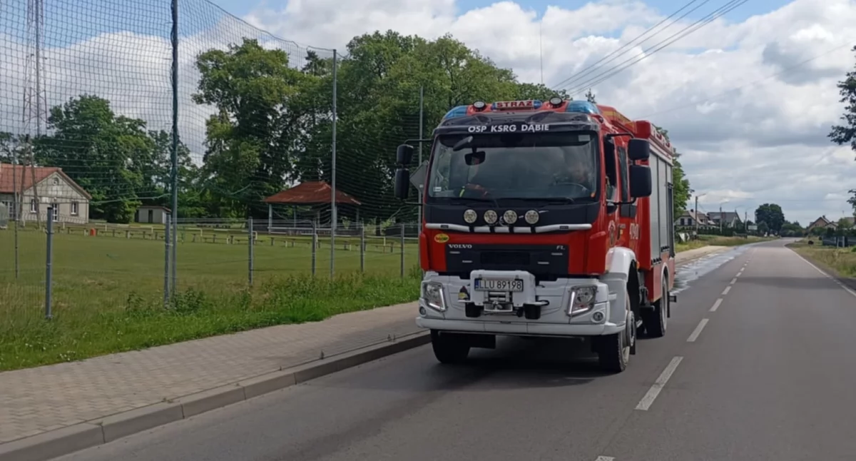 Wyciek substancji ropopochodnej. Pilna interwencja straży pożarnej w Dąbiu