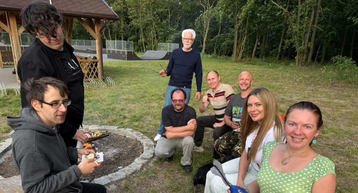 Artystyczne rozpoczęcie wakacji w Łukowie. Grupa APIS z gitarą i poezją przy ognisku