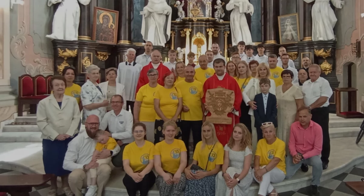 Wzruszające pożegnanie księdza Radosława Osipacza w Łukowie! Rower, kwiaty i album pełen wspomnień
