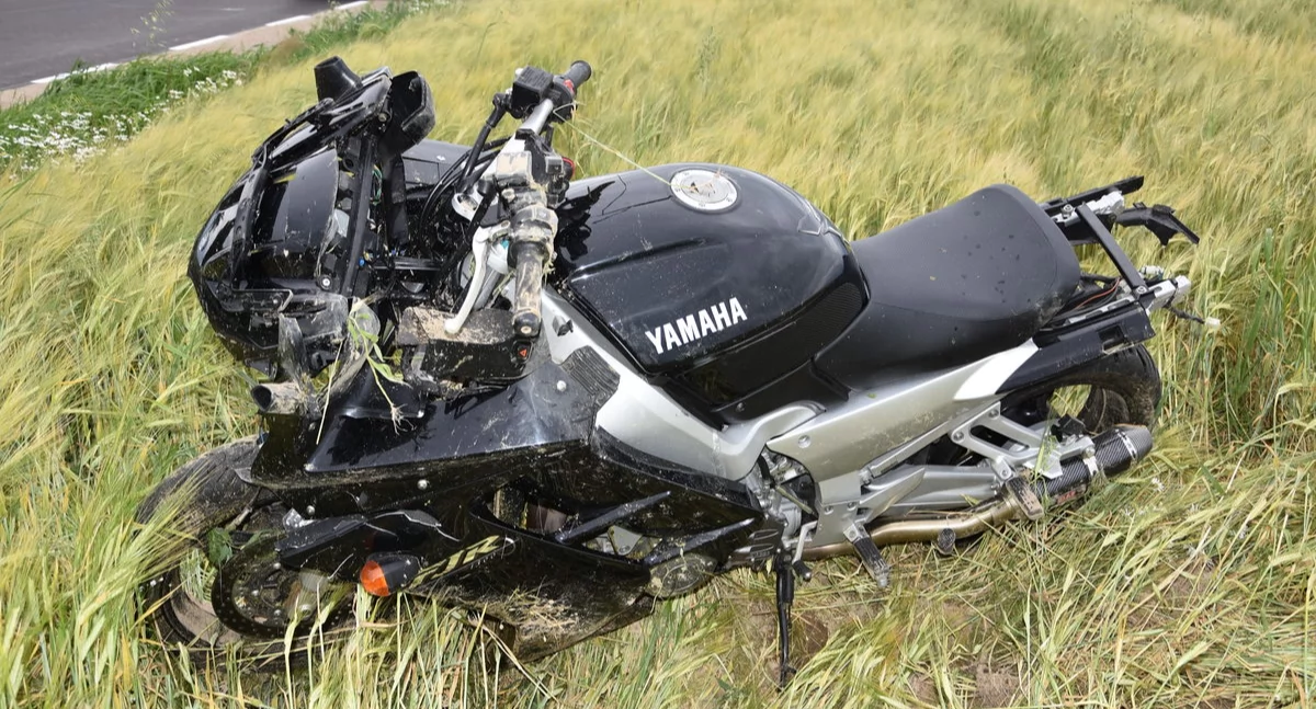 Zderzenie motocykla z sarną. 58-latka trafiła do szpitala po wypadku w Krasewie